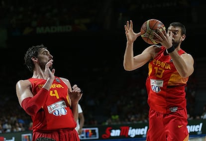 Pau y Marc, en el partido ante Francia que supuso la eliminación de España en el cruce de cuartos del pasado Mundial