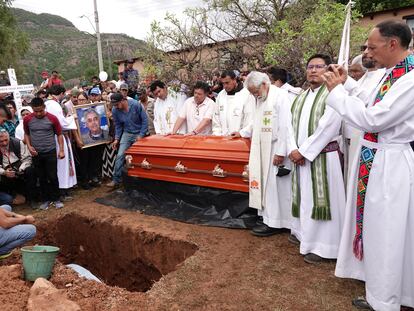 Sacerdotes jesuitas, autoridades y vecinos durante el entierro de los dos sacerdotes asesinados en Cerocahui (Chihuahua) en junio de 2022.