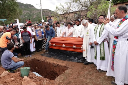 Sacerdotes jesuitas, autoridades y vecinos durante el entierro de los dos sacerdotes asesinados en Cerocahui (Chihuahua)