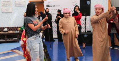 Kim Kardashian comparte tiempo con niños del centro para discapacitados Rashid en Dubái.