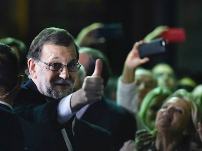 Mariano Rajoy a su salida del Congreso tras ser investido hoy presidente del Gobierno.