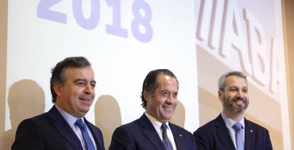 Escotet, en el centro, durante la presentación de resultados de este martes en Santiago.