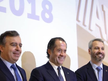 Escotet, en el centro, durante la presentación de resultados de este martes en Santiago.