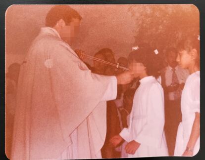 El sacerdote D. A. M. M., apartado de una parroquia de Vicálvaro tras una acusación de abusos de menores de una mujer, en una imagen en la que aparece con la denunciante cuando era niña el día de su primera comunión en 1983, en Mendoza, Argentina.