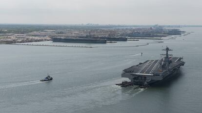 El portaaviones USS Gerald R. Ford llega a la base naval de Norfolk, en una imagen cedida por la Marina de Estados Unidos.