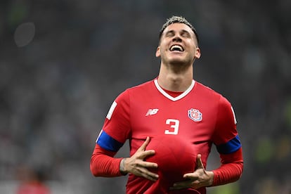 Juan Pablo Vargas celebra el segundo gol de Costa Rica frente a la selección alemana.