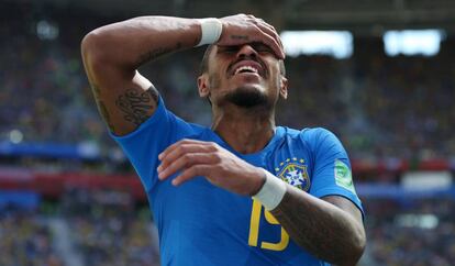 Paulinho durante o jogo contra a Costa Rica.