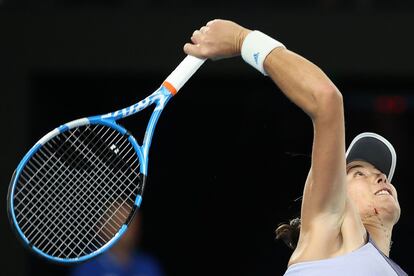 Muguruza se dispone a sacar durante la final.