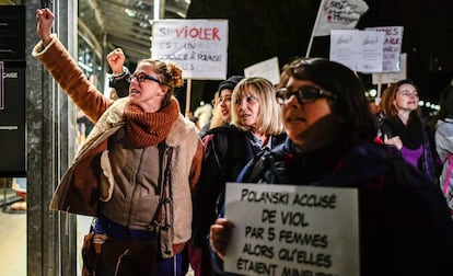 Feministas francesas protestan contra Roman Polanski en octubre de 2017 en París. 