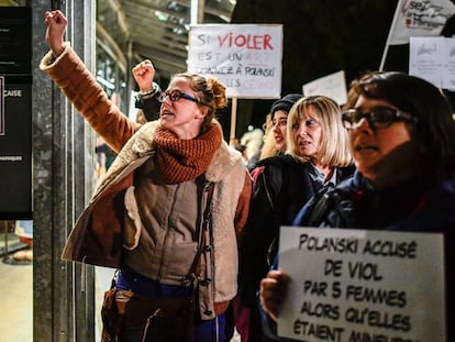 Feministas francesas protestam contra Roman Polanski, em outubro de 2017, em Paris