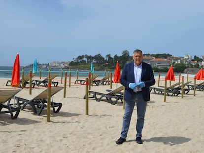 Telmo Martín, alcalde de Sanxenxo, en la playa de Silgar, ante una recreación del plan de seguridad de la covid-19