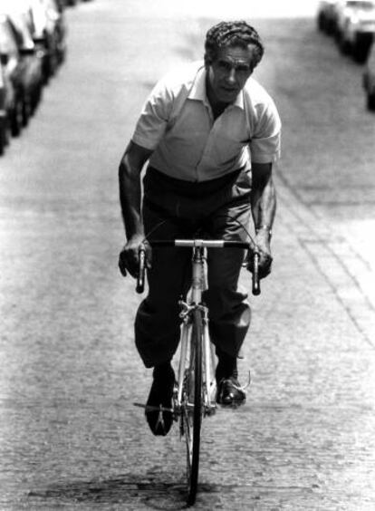 Federico Mart&iacute;n Bahamontes, subiendo los montes de Toledo en bicicleta en 1998.