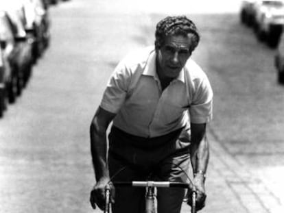 Federico Mart&iacute;n Bahamontes, subiendo los montes de Toledo en bicicleta en 1998.