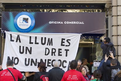 Protesta ante la oficina de una empresa eléctrica.