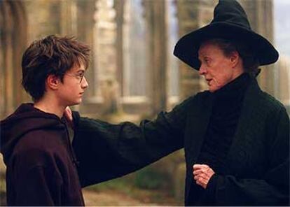 Daniel Radcliffe y Maggie Smith, en la película.