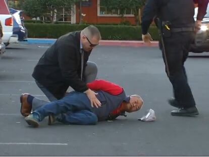 Momento de la detención del presunto autor de los tiroteos, en una captura de imágenes de la televisión.