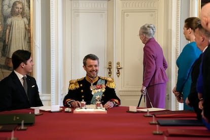 La reina cede la presidencia de la mesa al heredero tras firmar la declaración de abdicación.

