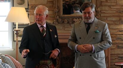 El príncipe Carlos y Michael Fawcett, durante una visita al castillo de Mey.