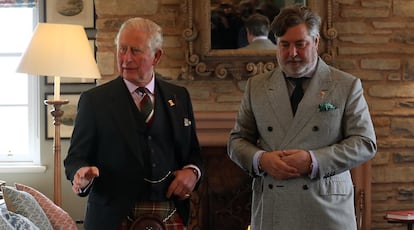 El príncipe Carlos y Michael Fawcett, durante una visita al castillo de Mey.