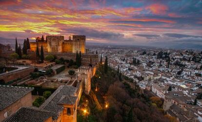 Vista de La Alhambra y el Albaicín desde la Torre de Comares de La Alhambra de Granada.