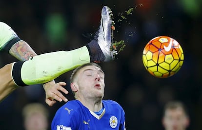 Choque entre Jamie Vardy y Otamendi durante el partido entre Leicester y Manchester City.