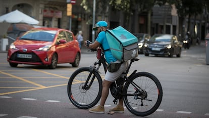 Un 'rider' de Deliveroo en el centro de Barcelona.