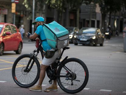 Un 'rider' de Deliveroo en el centro de Barcelona.