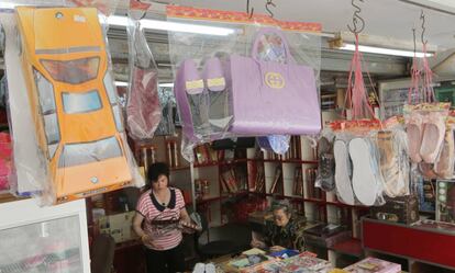 Venta de productos elaborados con papel en Hong Kong.