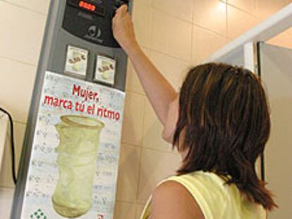 Una de las máquinas dispensadoras de preservativos femeninos en Ceuta.