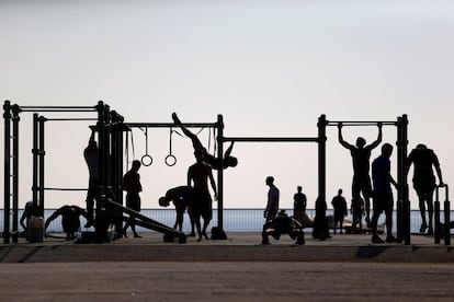 Gente haciendo ejercicio en una plaza de Barcelona, España.