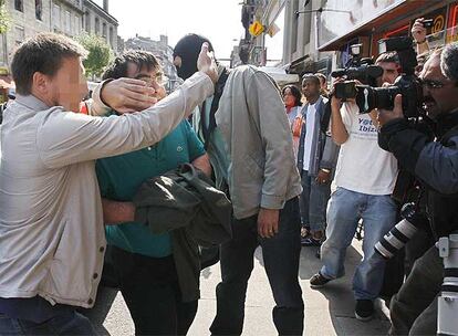 Francisco Javier López Peña, con las manos tapadas, es conducido por policías para asistir al registro del piso de Burdeos donde fue arrestado.