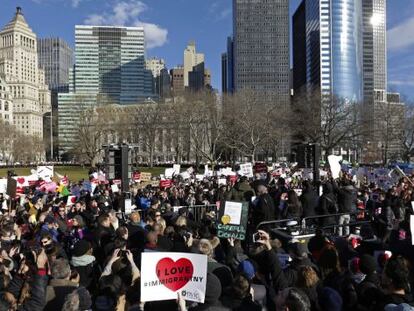 Una de las m&uacute;ltiples concentraciones, en Nueva York, contra la orden de Trump de vetar la entrada a inmigrantes de siete pa&iacute;ses musulmanes en Estados Unidos. 