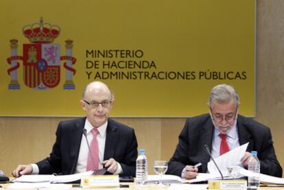 Cristóbal Montoro y Antonio Beteta, durante la última reunión con los consejeros de Hacienda.
