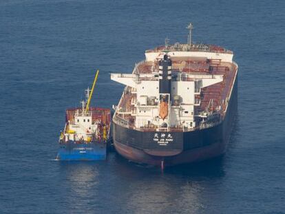 Un barco-gasolinera prove&iacute;a ayer a un cliente frente a la costa de Gibraltar.