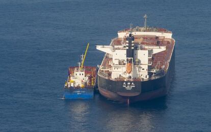 Un barco-gasolinera prove&iacute;a ayer a un cliente frente a la costa de Gibraltar.