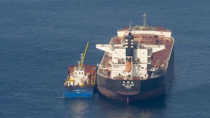 Un barco-gasolinera proveía ayer a un cliente frente a la costa de Gibraltar.
