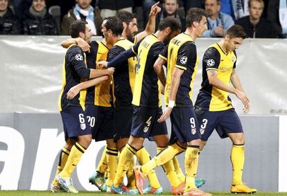 Los jugadores del Atlético celebran el gol de Koke