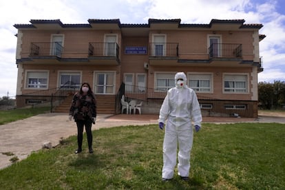 En la foto, de izquierda a derecha, Lara y Olga, las dos únicas trabajadoras que están operativas en la Residencia Monteverde en la urbanización El Bosque de Villaviciosa de Odón, el viernes por la mañana.