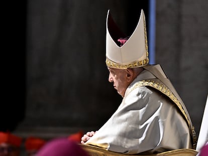 El papa Francisco, durante una ceremonia en la basílica de San Pedro.