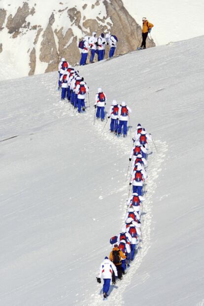 La selección francesa de fútbol en los Alpes, donde, como muestra la foto, practican esquí de fondo.