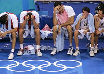 Los jugadores de la selección española de baloncesto, desolados tras la derrota contra los norteamericanos en los cuartos de final.