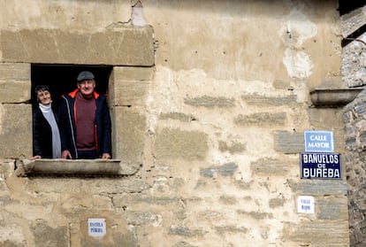 Javier González y su esposa, Choni, en la escuela de Bañuelos de Bureba (Burgos).