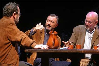 Rafael de Cózar, Arturo Pérez-Reverte y Juan Eslava Galán, anoche en el Teatro Español.