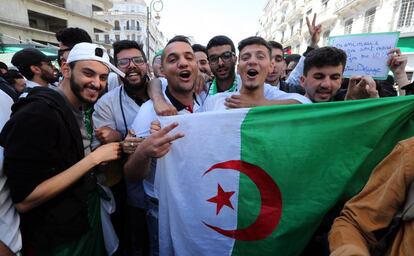 Manifestantes argelinos, el pasado martes en Argel.