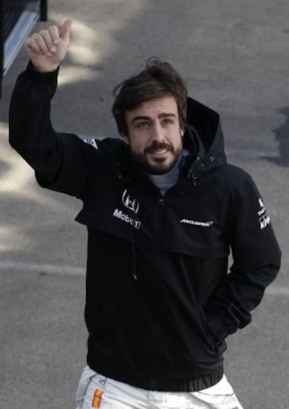 Alonso saluda a los seguidores en Montmeló antes del accidente.