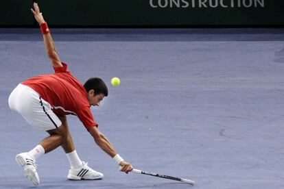 Djokovic devuelve una bola a Querrey.