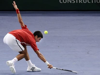 Djokovic devuelve una bola a Querrey.