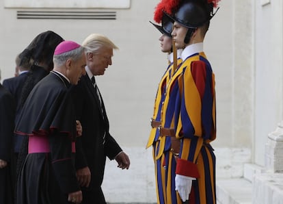 Donald Trump junto al prefecto de la Casa Pontificia, el arzobispo Georg Gansweim, durante su visita al Vaticano.