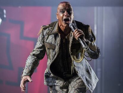 El cantant de Rammstein, Till Lindemann, durant el Concert del grup alemany a l'estadi del RCD Espanyol de Barcelona.