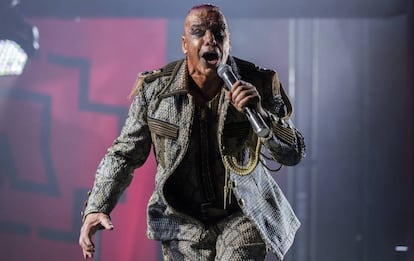 El cantant de Rammstein, Till Lindemann, durant el Concert del grup alemany a l'estadi del RCD Espanyol de Barcelona.